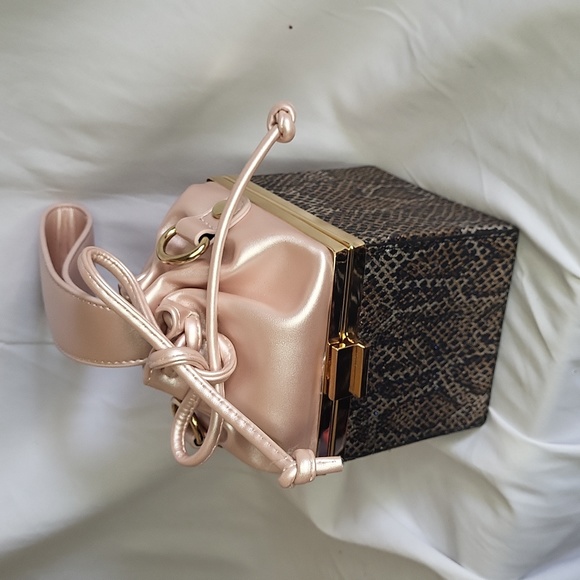 Snakeskin Print Pink cube Clutch purse wrist strap - Picture 15 of 15